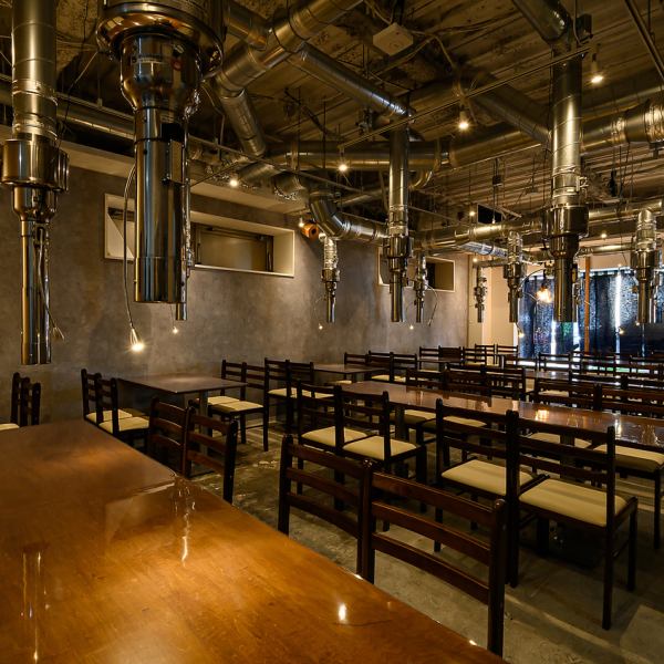 友人や会社帰りのご宴会など、グループでも利用しやすいテーブル席をご用意しております。2～50名様までご利用用途に合わせて、お席をご用意いたします！