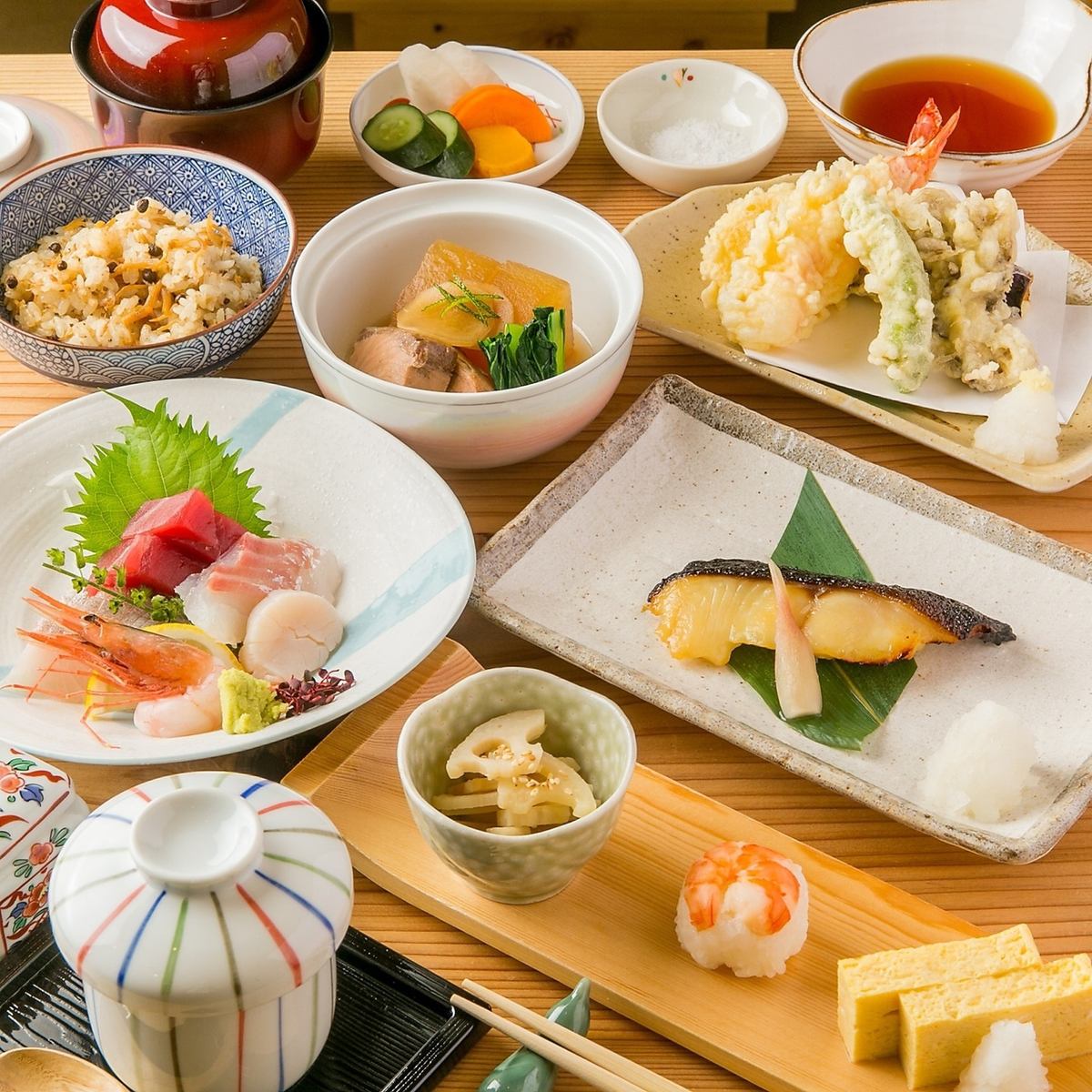Rich seasonal specialties and branded sake that feel the changing seasons