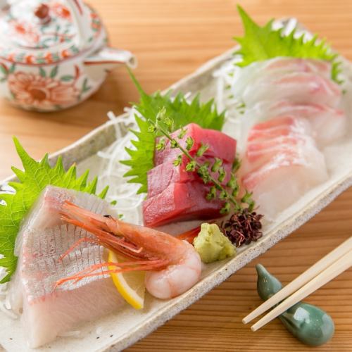 First of all, this is it! [Assorted 5 kinds of sashimi] 1 serving
