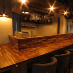 オープンカウンター席をご用意しております。店内で作られる自家製燻製の料理を目の前で楽しむことができる贅沢な空間です。