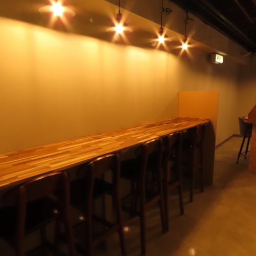 カウンターはお一人様のサク飲みも大歓迎です♪お仕事帰りにふらりと立ち寄って、美味しい燻製料理とお酒をお楽しみください♪