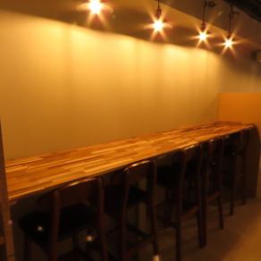 カップルでご利用いただけるカウンター席はデートにもおすすめ！深い香りを纏った料理とお酒がゆっくり時を刻みます♪