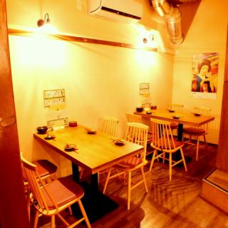 半個室のような店内から奥まった位置のテーブル席はおこもり感◎