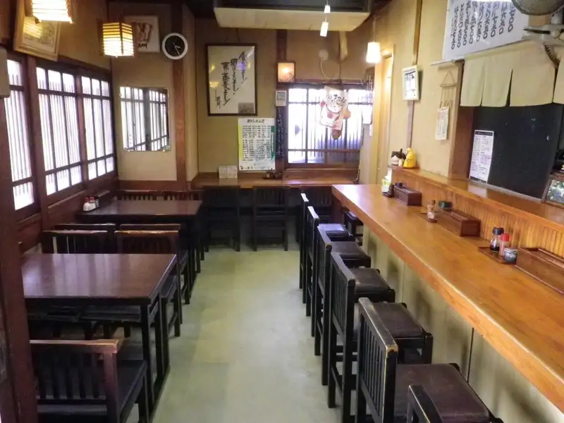 周囲に気兼ねなくリラックスできる、温かみのある空間です。誰もが寛げる心地良い雰囲気のなか、お喋りや食事を楽しんでいると、ついつい時間が経つのを忘れてしまうほどの居心地の良さ。日常の喧騒を離れ、ゆったりと流れる贅沢なひとときを心ゆくまでお過ごしいただけます。