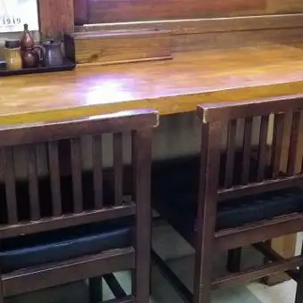 店内には、おひとり様でもふらっと立ち寄りやすいカウンター席をご用意しております。仕事帰りにサクッと飲みたい時や、静かにお蕎麦を味わいたい時にもぴったり。大将の温かな人柄や、厨房から漂うお出汁の香りを感じながら、自分のペースでゆったりとくつろげます。気兼ねない一人飲みの特等席としてぜひご活用ください。