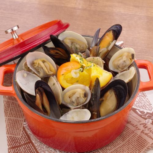 Steamed clams and mussels in white wine with orange flavor