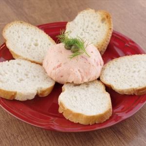 サーモンとクリームチーズのムース カリカリバゲット添え
