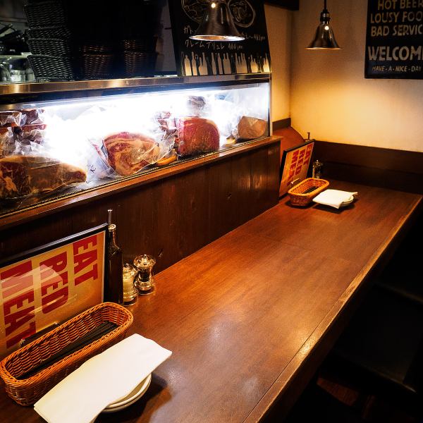 [1F] We also have a realistic counter seat with a meat baking table in front of you.One person can sit side by side, so it is also possible for adult dates ◎ JR Akihabara Station 3 minutes on foot from JR Showa Dori Exit and excellent access and convenient to return!
