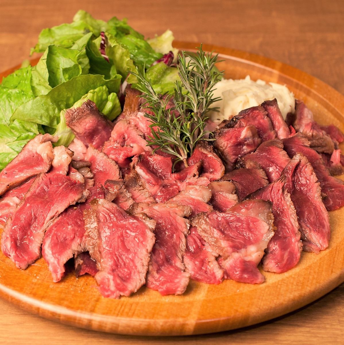 [Aged meat specialty store] Enjoy the aged meat that shines in ruby