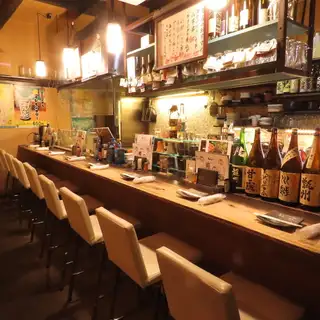 店主と気さくに話しができるカウンター席です。