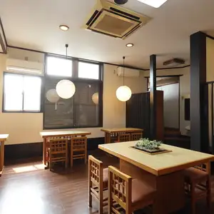 全面禁煙のクリーンな店内には、ご家族やグループでの食事に最適な４名様用のテーブル席を５卓ご用意しております。バリアフリー設計のためベビーカーをご利用の方も安心。手作りの和食定食や自家製デザートを囲みながら、皆様でゆったりと快適なお食事の時間を過ごしていただける使い勝手の良いお席です。