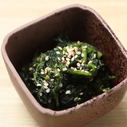 定食に彩りを添える手作りのほうれん草
