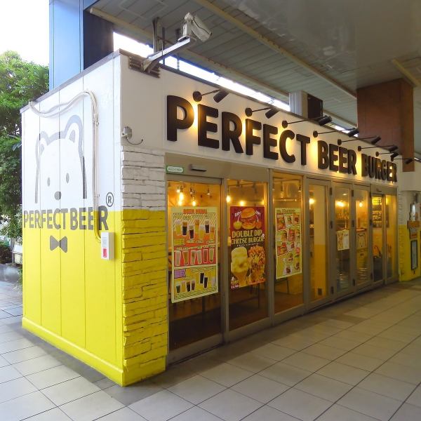 外観の目印はクマのマスコット♪店内はカジュアルで気軽に入りやすい雰囲気です◎赤羽駅からアクセスしやすく、女性にも人気のSNS映えスポットとして注目されています!3Dオブジェや遊び心あるインテリアが、訪れるたびに楽しい気分にさせてくれます♪写真映えする空間でビールとハンバーガーを楽しるのが当店の魅力です☆