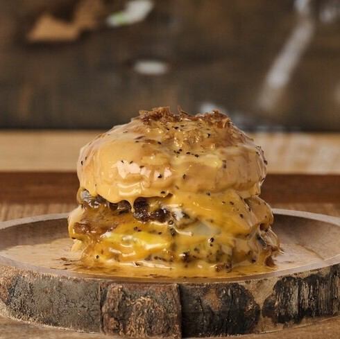 濃厚チーズにディップ!新感覚の「ディップバーガー」