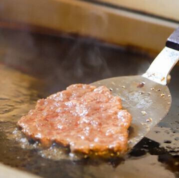 肉汁溢れる!ビールで蒸し焼きにする100%牛肉パティ