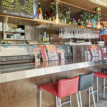 【カウンター席】レンガ調の壁がおしゃれな1階は、全席カウンター席の落ち着いた空間です。お一人様はもちろん、大切な方との語らいにもぴったり。目の前で調理風景を眺めながら、自慢のお料理とお酒を心ゆくまでお楽しみください!お仕事帰りのサク飲みにも◎