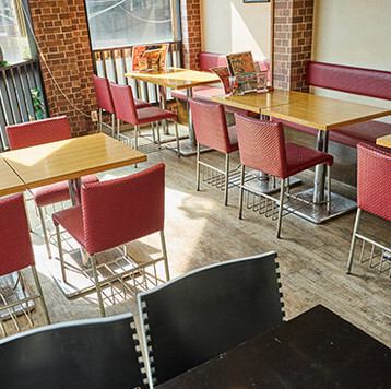 【テーブル席】2階には広々としたテーブル席を完備しており、少人数の飲み会から大人数での宴会まで対応可能です。ゆったりとした空間で、お食事や会話を心ゆくまでお楽しみいただけます。レンガ調のおしゃれな空間で、思い出に残るパーティーをお楽しみください!