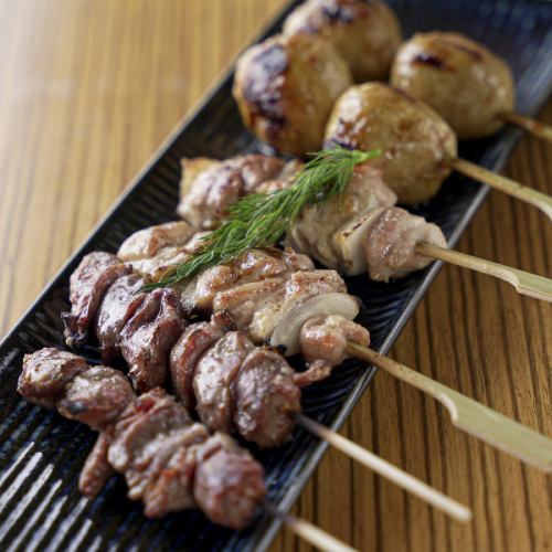 炭火で焼く自慢の焼き鳥！