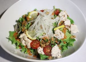 蒸し鶏とトマトの謎ドレサラダ