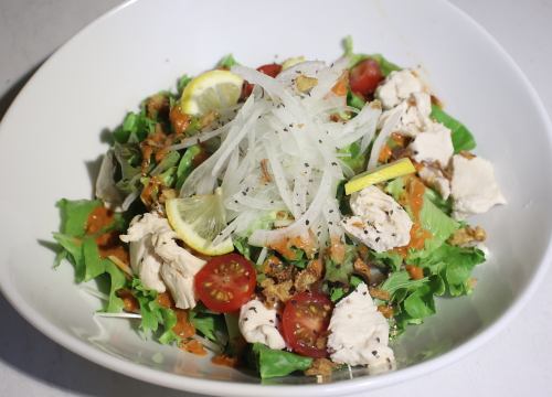 蒸し鶏とトマトの謎ドレサラダ