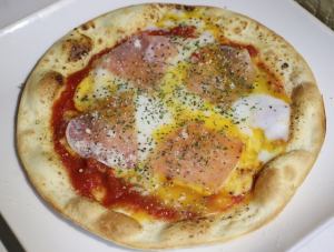 生ハムと温泉玉子のピザ