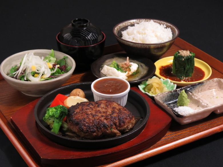 Plenty of coarsely ground Japanese black beef single hamburger steak set