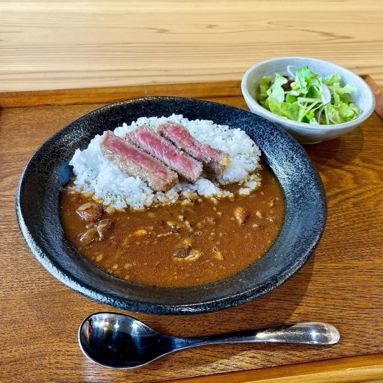 [Single item] Japanese black beef half rare cutlet curry