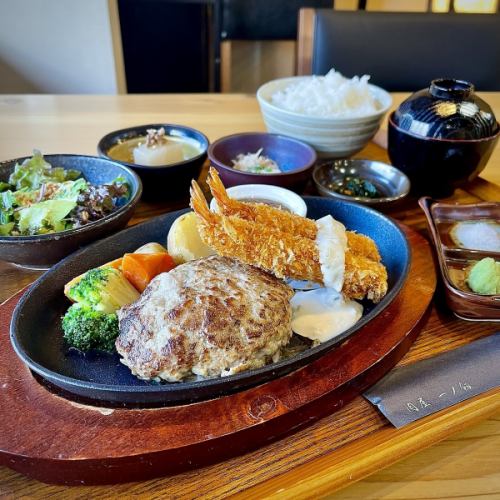 Plenty of coarsely ground Japanese black beef hamburger steak and two fried shrimp