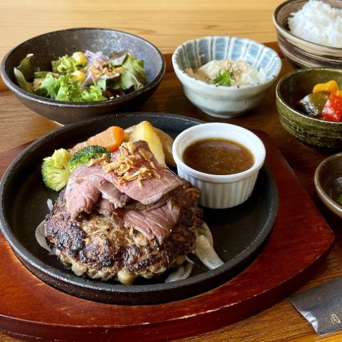 Plenty of coarsely ground Japanese black beef hamburger steak & roast beef set