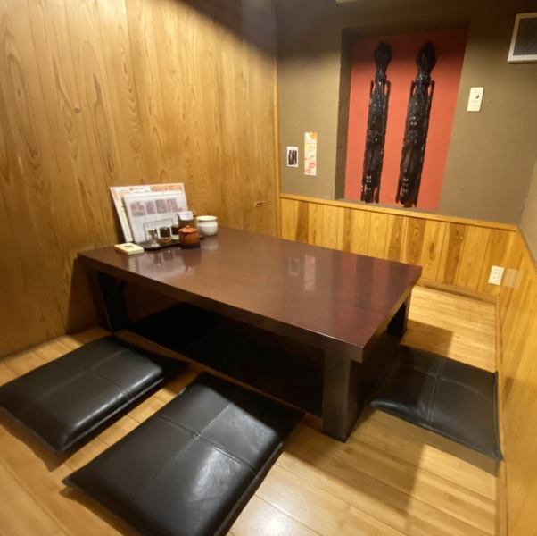 落ち着いてお食事を楽しんでいただける掘りごたつ個室をご用意。平日は2名様～ご利用可能になっておりますのでお気軽にお申しつけくださいませ♪