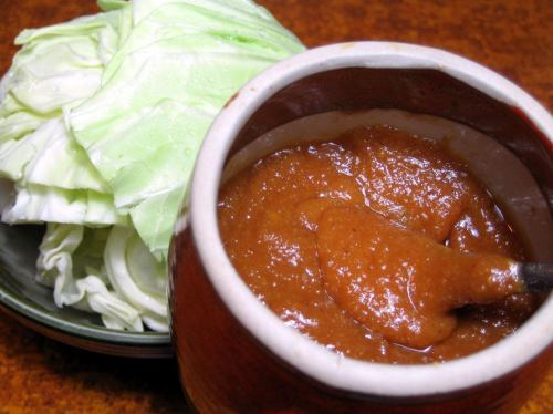 【当店名物】手造りにんにく味噌で食べるきゃべつ