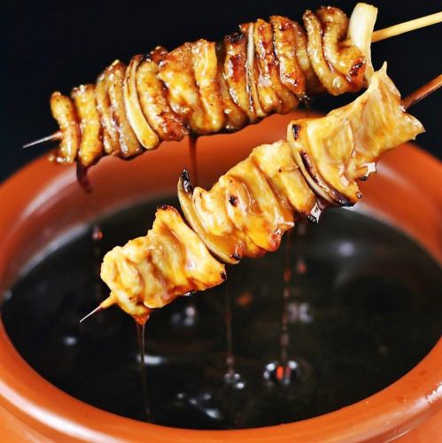 創業以来７1年間継ぎ足してきたタレで焼く焼鳥と、香ばしいおこげの味と香りの釜飯です。