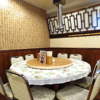 ＜円卓席＞7名様までご着席いただけます！その他、4名様・6名様・8名様用のテーブル席を多数設置しております！ご利用人数に合わせてお席をご案内致します！