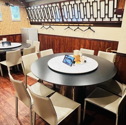 円卓を囲めば自然と会話が溢れ出す!