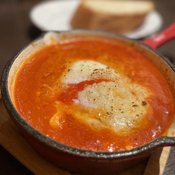 [A masterpiece with outstanding umami and depth of flavor ☆] Oven-baked dragon egg and buffalo mozzarella 1,080 yen (tax included)
