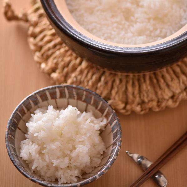 八千代的銀壽司飯是用特製的陶鍋煮出來的。我們在薄野提供精緻的日本料理。
