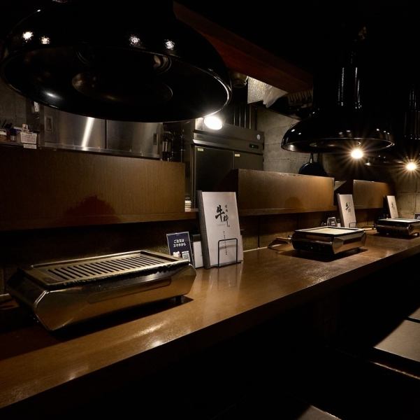 【気軽に利用できる！カウンター席】お一人様での贅沢なひと時や、大切な方とのデートに最適なカウンター席です。シックで落ち着いた大人の空間ながら、スタッフとの距離が近く、活気あるおもてなしを感じられるのが魅力。肩肘を張らずに、自慢の希少部位や上質な焼肉をじっくりとご堪能いただけます！