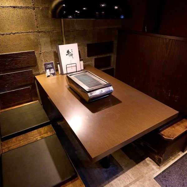 【多彩なシーンに最適！テーブル席】シックな内装が目を引くお洒落な店内で、こだわりの焼肉と豊富な美酒を心ゆくまで堪能できます。最小12名様からの貸切にも対応しておりますので、まずはお気軽にご相談ください。アットホームな活気に包まれながら、思い出に残る素敵な宴会をお楽しみください。