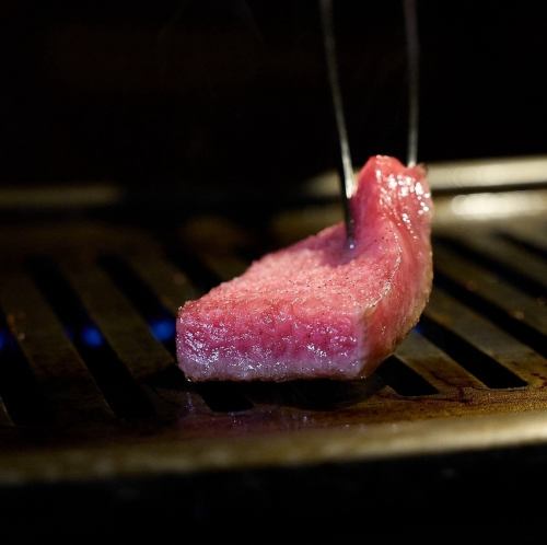 きめ細やかな霜降り！至高のくちどけの「特上ロース」