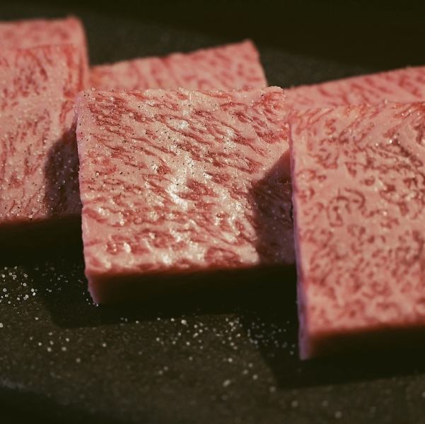 きめ細やかな霜降りが描く芸術！上質な口どけを楽しむ「特上ロース」/2500円(税込)