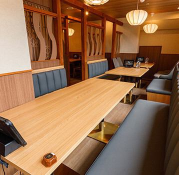 当店の強みはなんといっても完全個室となっております。多種多様な個室があり、様々なシーンに合わせご利用頂ける形となります。ごゆっくりとおくつろぎ頂ける事ができます。会社の宴会や、仲の良いご友人同士、また少人数でのご利用にも適したお部屋をご用意しております。