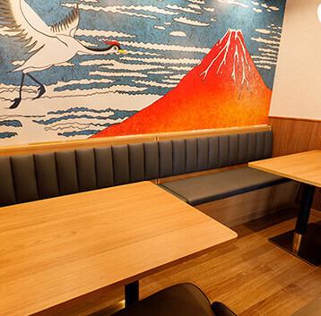 当店では個室は勿論、感染症対策にも努めております。安心、安全にご飲食頂けるよう一同努めて参りますのでご予約の程心からお待ちしております。明るい水晶半個室のお席は、プライベート感も出ており女子会やプライベートシーンでのご利用に最適となっております。