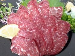 中脂马肉刺身