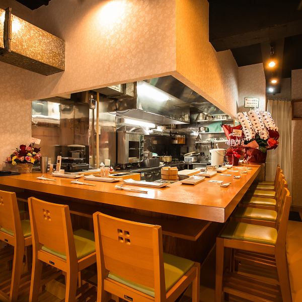 【お一人様も大歓迎】当店では、お一人様でも気軽に立ち寄れる雰囲気が魅力です。カウンター席を10席ご用意しており、調理を見ながらのお食事は、普段見ることのできない板前さんの腕前を楽しむことができ、目でも楽しむ特別なひとときを提供します。料理の香りと共に、心温まる体験をせひお楽しみください。