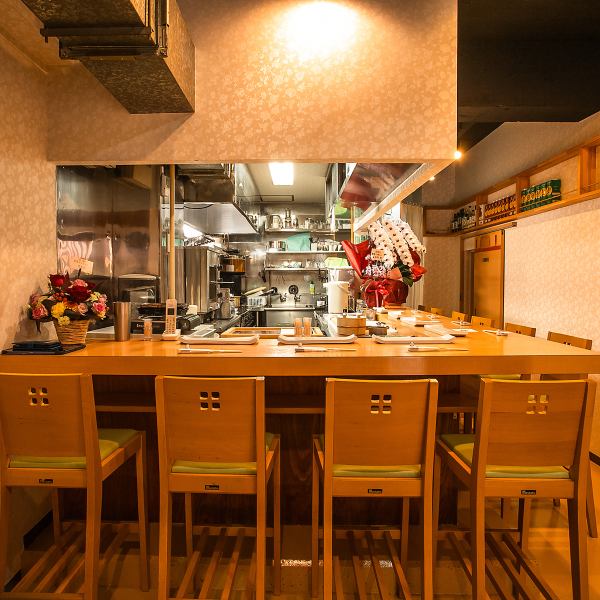 【アットホームな空間】木目調のテーブルと暖かい照明が醸し出す落ち着いた雰囲気の店内では、ゆったりとお食事を楽しむことができ、心を和ませくれます。アットホームな空間で、お食事を楽しむのにぴったりの場所で、会話が弾むことも間違いなしです。大切な方と特別なひと時をぜひお楽しみください。