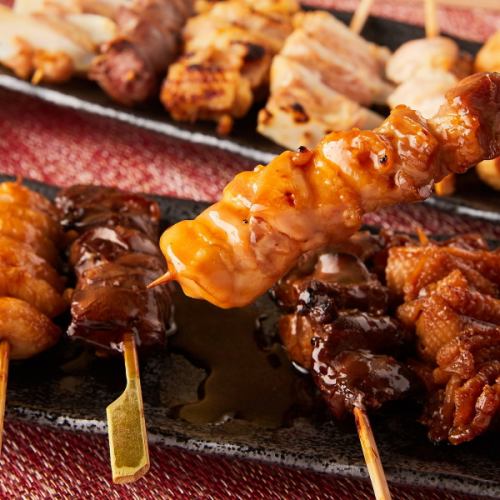 [At our restaurant, we charge only 3,300 yen per person!] Charcoal-grilled yakitori is a standard menu item that you can easily order.◎Please leave it skewered.