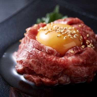 【ロイヤル名物】極生ユッケや、和牛刺し、黒毛和牛の握りなど赤身肉本来の旨味を楽しむメニューをご用意！