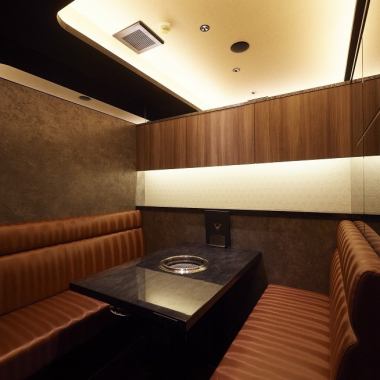 【完全個室】門前仲町の個室焼肉店『焼肉ロイヤル』。プライベートな空間は、デート・誕生日・記念日などの大切な人との特別な日のご利用はもちろん、プライベートな空間なので接待・会食などのビジネスシーンにも最適です。