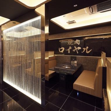 【テーブル席】オープンのテーブル席も開放感のある広々とした空間になっています。1組6名様までご利用いただけるお席でゆったりとお過ごしいただけるだけでなく、高級感のあるラグジュアリーなインテリアなどにも是非ご注目ください。