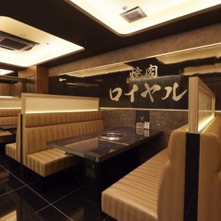 テーブル席。オープン席でありながら、ゆっくりとお過ごし頂く事ができる広いテーブル席も当店のこだわりです。